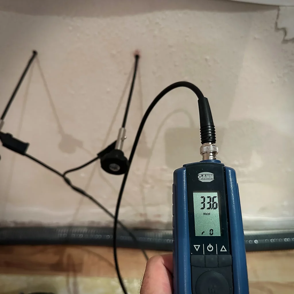 Feuchtemessgerät bei der Leckortung durch BTS Schleiregion in einem Wohnhaus