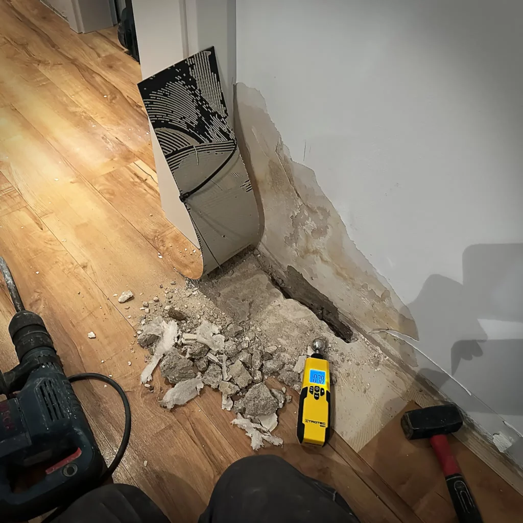 Leckortung mit Feuchtemessgerät an beschädigter Wand in einem Haus in Kappeln