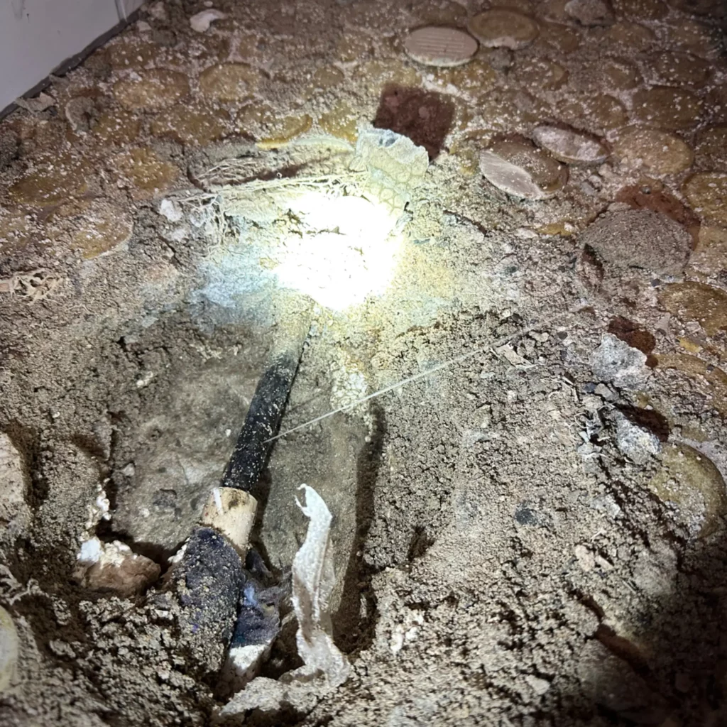 Leckortung durch BTS Schleiregion – beschädigtes Rohr im Steinfundament unter Licht
